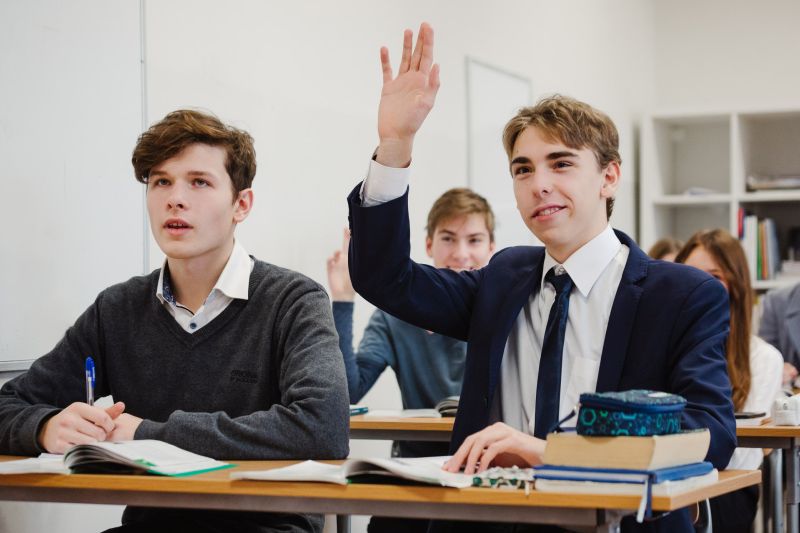 Uczeń zgłasza się podczas lekcji w szkole